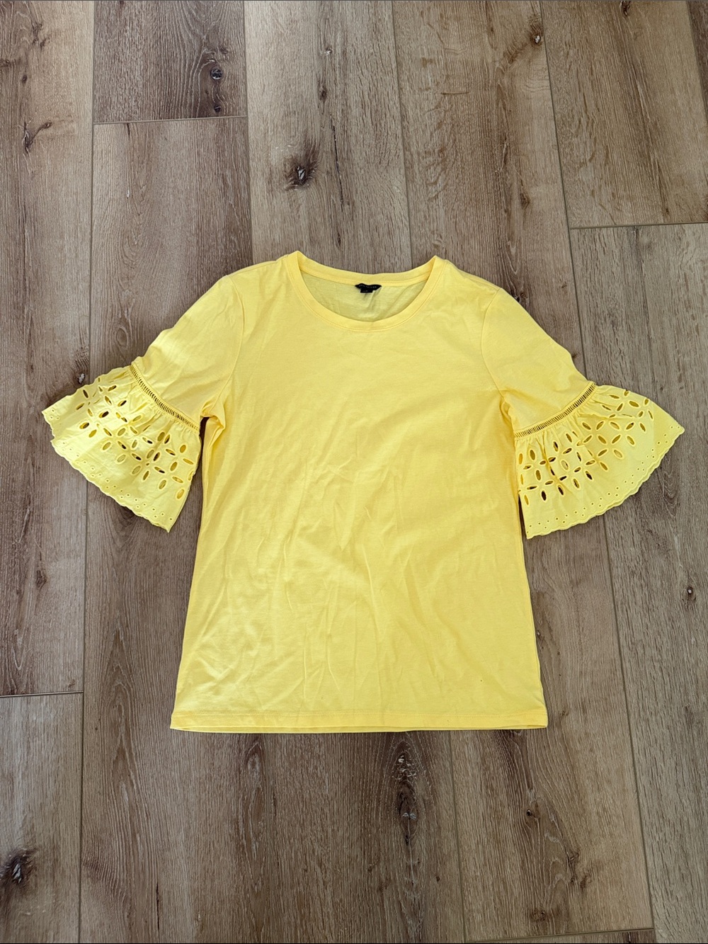 Ann Taylor | Yellow Eyelet Bell-Sleeve Tee | size M | 💯 Cotton